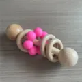 Holz Silikon Perlen Baby Rassel Greifling Beissring mit Naturholz und rosa Kugeln für Babys. - Fuchsia