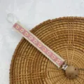 Vintage-Stil blumenbestickter Stoff-Schnullerhalter mit Holzperle und Metallclip für Babys. - Rosa Blumenmuster