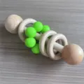 Handgemachte Holz Silikon Baby Rassel Sensorik Greifling Spielzeug mit Naturholz. - Grasgrün