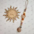 Cadena para chupete de madera con cuentas de silicona, osito y placa de hito mensual. - Naranja y amarillo claro