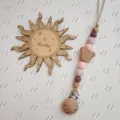 Pinza para chupete de madera y silicona con una bonita cuenta de oso para bebes y uso diario. - Rosa y lila claro