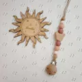 Cadena para chupete de madera y silicona con cuenta de oso y tarjeta de hito solar. - Rosa palo y lunares amarillo claro