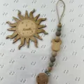 Bonito chupetero de madera y silicona con cuenta de oso y bonita placa de hito solar - Moca y gris oscuro