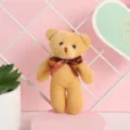 Vista detallada de un mini llavero de oso de peluche marrón claro con cinta de Love - 12cm / Albaricoque