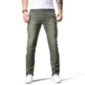 Jeans da uomo in denim slim fit di colore verde elegante, perfetti per la vita quotidiana. - 28 / Verde militare