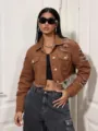 Dames bruine cropped distressed denim jas, stijlvolle gerafelde revers casual bovenkleding. - S / Tan