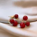 Nahaufnahme glänzender roter Kugel-Ohrringe mit goldenem Metallstift, elegantes Design. - Weinroter Kugel-Stil (16#)