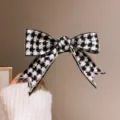 Vista detallada del pasador de pelo con lazo pata de gallo en blanco y negro con strass. - 42# Pinza de resorte para el pelo - Blanco y negro (Pata de gallo)