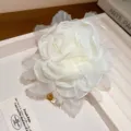 Gedetailleerde close-up van een witte, gelaagde mesh bloem haarring, elegant en modieus. - Wit