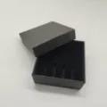 Caja de regalo de carton negro con inserto flocado negro para detalles de pisacravatas. - Caja de Regalo de 4 Piezas