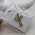 Gedetailleerd overzicht van gouden kruisbroche met fonkelende stenen op presentatiekaart. - Met Vervangende Achterkant / Goud