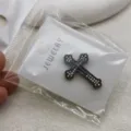 Elegante koperen strass kruis broche, stijlvolle pak kleding accessoires voor heren en dames. - Met Vervangende Achterkant / Zwart
