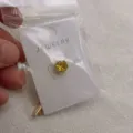 Goudkleurige dasclip accessoire met geel kristal, perfect voor zakelijke herenpakken. - Metallic zilveren verzilvering / Goudgeel