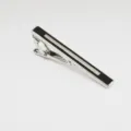 Close-up van heren zaken metalen dasclip, zilver en zwart geometrisch patroon detail. - Stijl 3