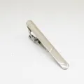 Detailweergave zilveren metalen dasclip, strak en elegant ontwerp voor formele pakken. - Minimalistische Gefacetteerde Stijl / Zilver