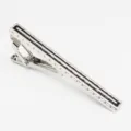 Zilverkleurige metalen dasclip voor heren zakelijk pak overhemd detail, elegant gegraveerd. - Stijl 1