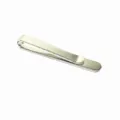 Gedetailleerde close-up van een slanke zilveren heren dasclip met een gladde metalen textuur. - Zilver 3