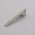 Zilverkleurige metalen dasclip met ruitjespatroon, klassiek zakelijk herenaccessoire. - Stijl 2