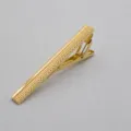 Gouden dasclip met gestructureerd patroon, elegant zakelijk herenaccessoirekoopje. - Stijl 3
