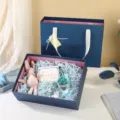 Grande set di scatole regalo blu con nastri interni rosa e adorabile coniglietto di peluche festa - Grande Set Completo (27x20x8.8cm) / Blu scuro