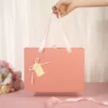 Variante de coffret cadeau rose, emballage élégant avec poignées en ruban pour belles fêtes. - Petit (17x12x5.8cm) / Rose