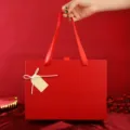 Boîte cadeau rouge avec poignée ruban et étiquette, idéale pour les fêtes et anniversaires. - Petit (17x12x5.8cm) / Rouge
