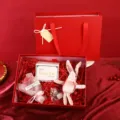 Coffret cadeau rouge avec adorable lapin en peluche, bouquet de fleurs et bourrage décoratif. - Petit Ensemble Complet (17x12x5.8cm) / Rouge