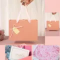 Boîte cadeau tiroir rose avec poignée en ruban et remplissage raphia pour fête d'anniversaire - Petit+Raphia+Carte (17x12x5.8cm) / Rose