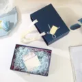 Elegante confezione regalo blu scuro con manico in nastro e carta triturata per compleanni. - Grande+Rafia+Carta (27x20x8.8cm) / Blu scuro