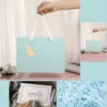 Boîte cadeau bleue avec ruban et remplissage en raphia pour fête d'anniversaire et cadeaux. - Petit+Raphia+Carte (17x12x5.8cm) / Bleu clair