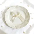 Lazo de cinta de satén blanco crema para regalos, decoración o accesorios, vista macro detallada. - Aprox. 2x26cm / Blanco Leche