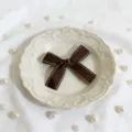 Lazo de cinta marrón con costuras blancas, accesorio delicado para envolver regalos. - Marrón Punto Blanco