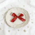 Lazo de cinta de satén rojo con borde dorado, ideal para cajas de regalo y decoración. - Rojo dorado