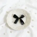 Lazo de cinta negra con borde dorado, ideal para decoración de cajas de regalo y tarjetas. - Negro Dorado