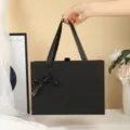 Boite cadeau noire avec ruban et nœud, emballage tiroir élégant pour cosmetique et parfums. - Nœud noir avec bordure dorée