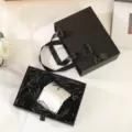 Boîte-cadeau tiroir noire avec poignée en ruban et nœud, élégant emballage cadeau. - Boîte noire à tiroir avec nœud à liseré doré + raphia + carte