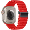 Vista dettagliata del cinturino in silicone rosso con fibbia metallica e cassa design. - Rosso