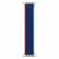 Gros plan très détaillé sur ce bracelet de montre en nylon élastique style trail loop. - Bleu marine foncé