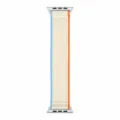Gros plan du bracelet de montre alpine en nylon avec bandes bleues et orange, connecteurs métalliques. - Blanc Lait