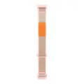 Primer plano de la correa de reloj inteligente de nailon tejido con rayas multicolores y lengüeta. - Rosa