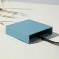 Blauwe doos met zwarte lade en lint voor stijlvolle opsag en presentatie van sieraden. - Lege Harde Doos 7x7cm / Blauwgrijs