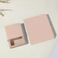 Roze PE film zwevende sieradendoos voor ketting ring oorbellen anti oxidatie opbergdoos - Meisjesroze - Kartonnen hoes (Zwevende doos niet inbegrepen); 7*7