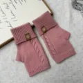 Damen rosa Strick fingerlose Handschuhe mit Zopfmuster und stilvollem Umschlagrippbündchen. - Einheitsgröße / Rosa