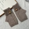 Gestrickte fingerlose Handschuhe Detailansicht, warme Winter Halbfinger Stulpen Zopfmuster. - Einheitsgröße / Khaki