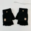 Nahaufnahme schwarzer halbfinger strickhandschuhe mit weichem design fur tippen. - Schwarz