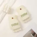 Flauschige gefütterte Klapp-Fingerlos-Handschuhe in Creme mit grüner Stickerei für den Winter. - Weiß