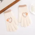 Kuschelige Strickhandschuhe fuer den Winter mit herzigem Musterdetail, warm und angenehm weich. - Gebrochenes Weiß