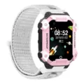 Gedetailleerd overzicht van de robuuste kindersmartwatch met duurzame nylonband en kast. - Universeel Model / Astronaut Wit