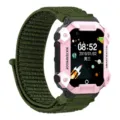 Kinder smartwatch met roze beschermhoes en donkergroene nylon horlogeband detailweergave. - Universeel Model / Legergroen