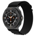 Primo piano dettagliato del cinturino per orologio in nylon alpino nero e cassa robusta. - Connettore argento per Samsung Watch 8/8 Classic / Nero